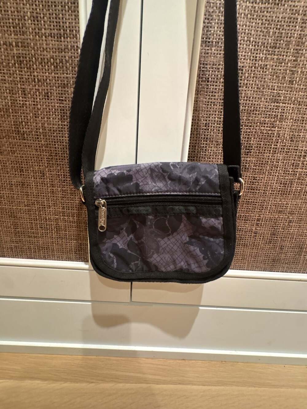 Lesportsac small crossbody purse Like new